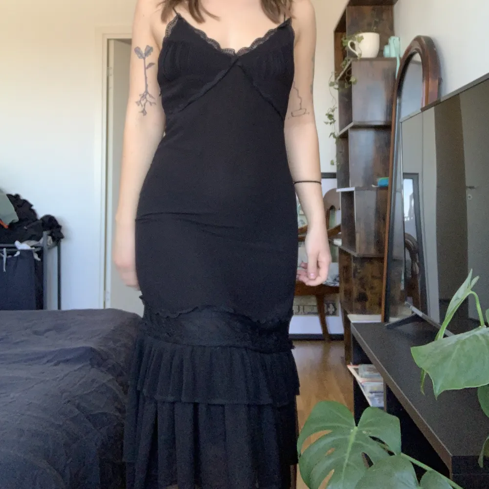 Lång svart klänning med spetsdetaljer 🖤. Klänningar.