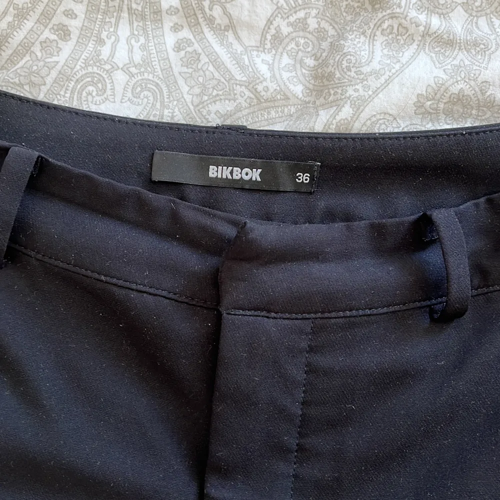 Jätte fina High waist kostymbyxor från Bik Bok. Skriv vid intresse eller fler bilder💗. Jeans & Byxor.
