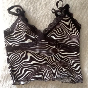 Zebramönstrad topp - Fin topp med brunt zebramönster från H&M. Aldrig använd😁