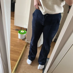 Blåa juicy byxor 300 endast idag onsdag - Säljer nu mina fina juicy byxor då dom inte kommer till användning, tyvärr har silver detaljerna där fram lossnat, men   finns nog att köpa nya och sätta dit, använda ett fåtal gånger och är i storlek M, jättefina och inte slitna, pris går att diskutera