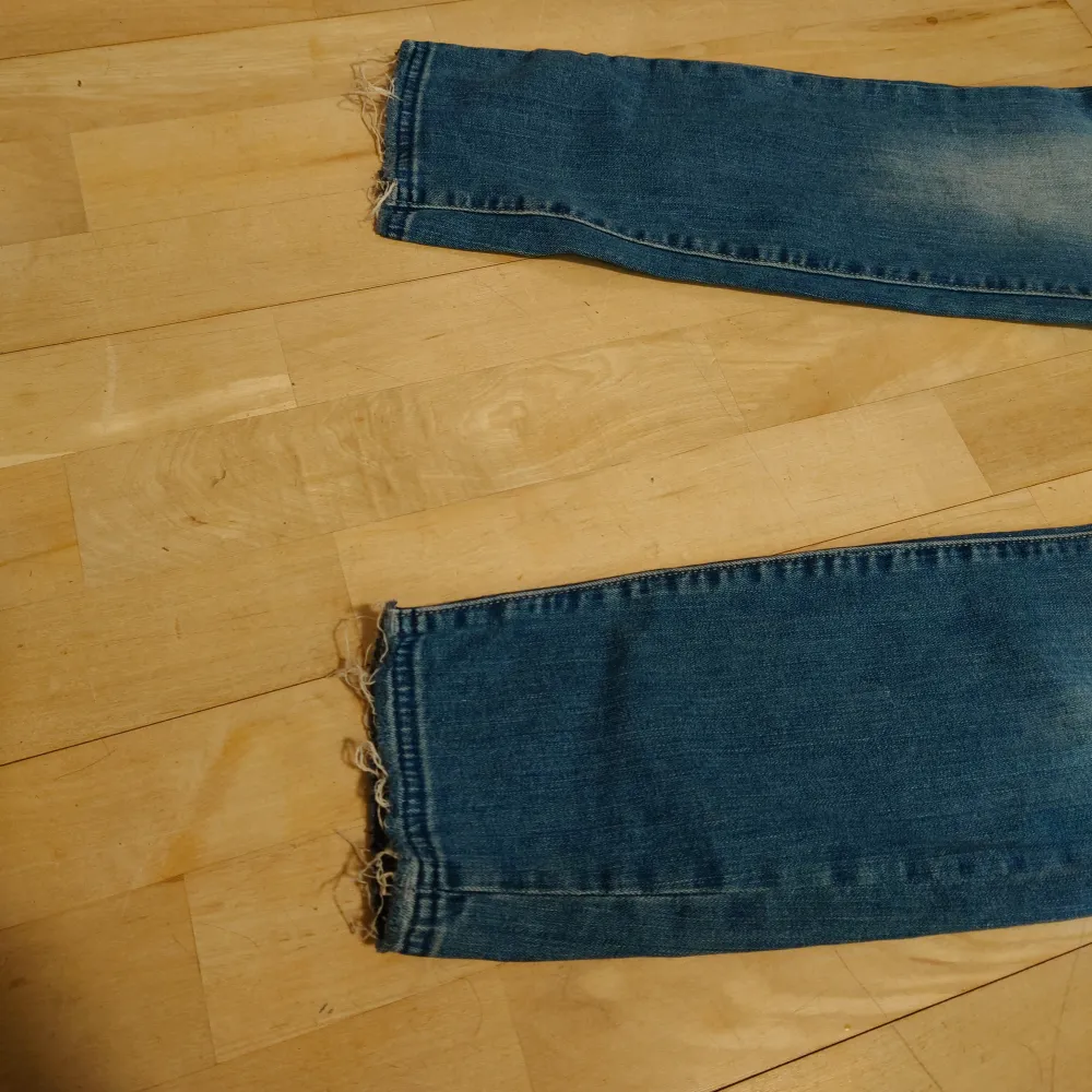 Supersnygga jeans från Lindex slim strl 40.  I fint skick. Ej sydda nertill så fransiga.   Rökfritt hem men djur finns. Jeans & Byxor.