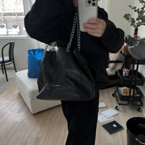 Väska - Säljer dne här fina väskan i super bra skick! Den är svart/ mörk grå, har två stora fack och tre små inuti❤️