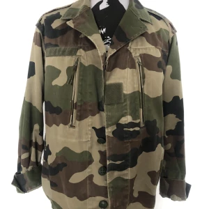 Jacka army design  - Jacka i storlek S Väl använd men i mycket bra skick.