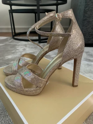 Michael kors skor storlek 36.5  - Säljer mina Michael kors fest skor dom är i jätte fint skick endast använda på bröllop en gång i två timmar. Skon är jätte skön och formas efter ens egna fötter. Säljer i kartong 🎀