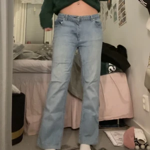 Vintage jeans - Jeans köpta second hand. För lite kortare personer. Storlek 40 men passar mig med storlek 34/36 i jeans. Kom privat vid frågor eller intresse!