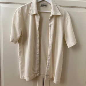 Kortärmad Séfr skjorta - Riktigt go sommarskjorta från Séfr. Riktigt bra skick och underbart tyg. Var ursprungligen en s men krympte en del i första tvätten och är därav mer en xs nu. 