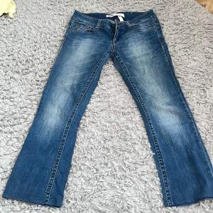 Så fina jeans från Only men korta på mig som är 168. Nyskick men uppsydda! 40cm midjemått rakt över 60cm innerbenslängd 