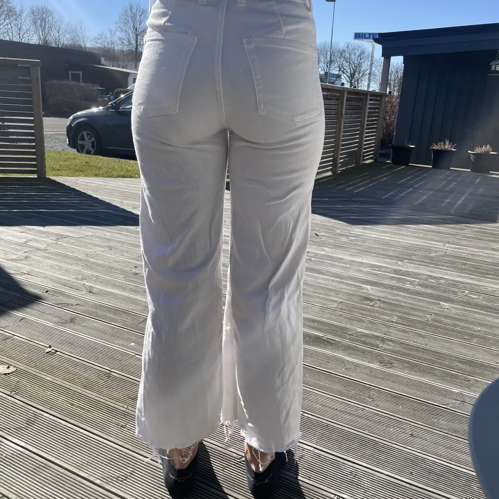 vita byxor från H&M, knappt använd i storlek 36.. Jeans & Byxor.