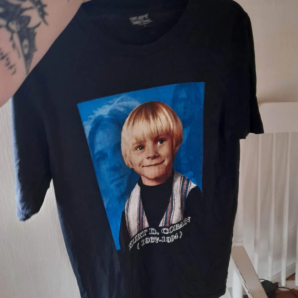 En cool annorlunda Curt Cobain T-shirt men tryck på fram och baksida, i bra skick. T-shirts.