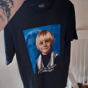 Curt Cobain t-shirt  - En cool annorlunda Curt Cobain T-shirt men tryck på fram och baksida, i bra skick