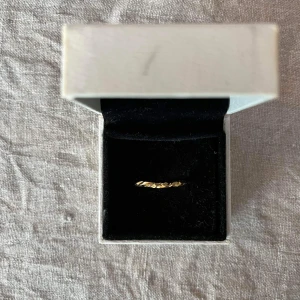 Ring - ”VIOLET” Unikt utvald ring! Kan mötas upp vid Östra Reals Gymnasium, annars står kunden för frakt 🤍