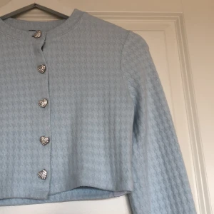 Kofta - Jättegullig ljusblå kort kofta från bershka med hjärtformade knappar. Priset går att diskutera 