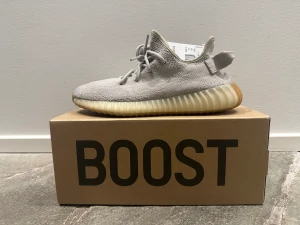 Yeezy 350 V2 Sesame - Säljer mina fina Yeezy Sesame då de inte kommit till användning på sistone. Kvitto finns Storlek 41 1/3 Det är bara att skriv om du har fler frågor eller vill se fler bilder Skorna kan skickas om så önskas