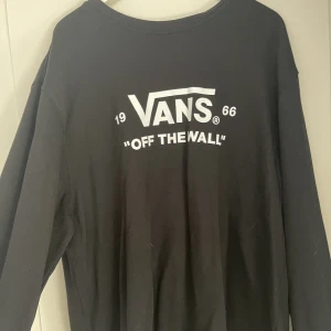 Vans Sweatshirt  - Säljer min oanvända Vans tröja, då den aldrig kommit till användning.  Använt den som en oversized tröja.  Köpare står för frakten
