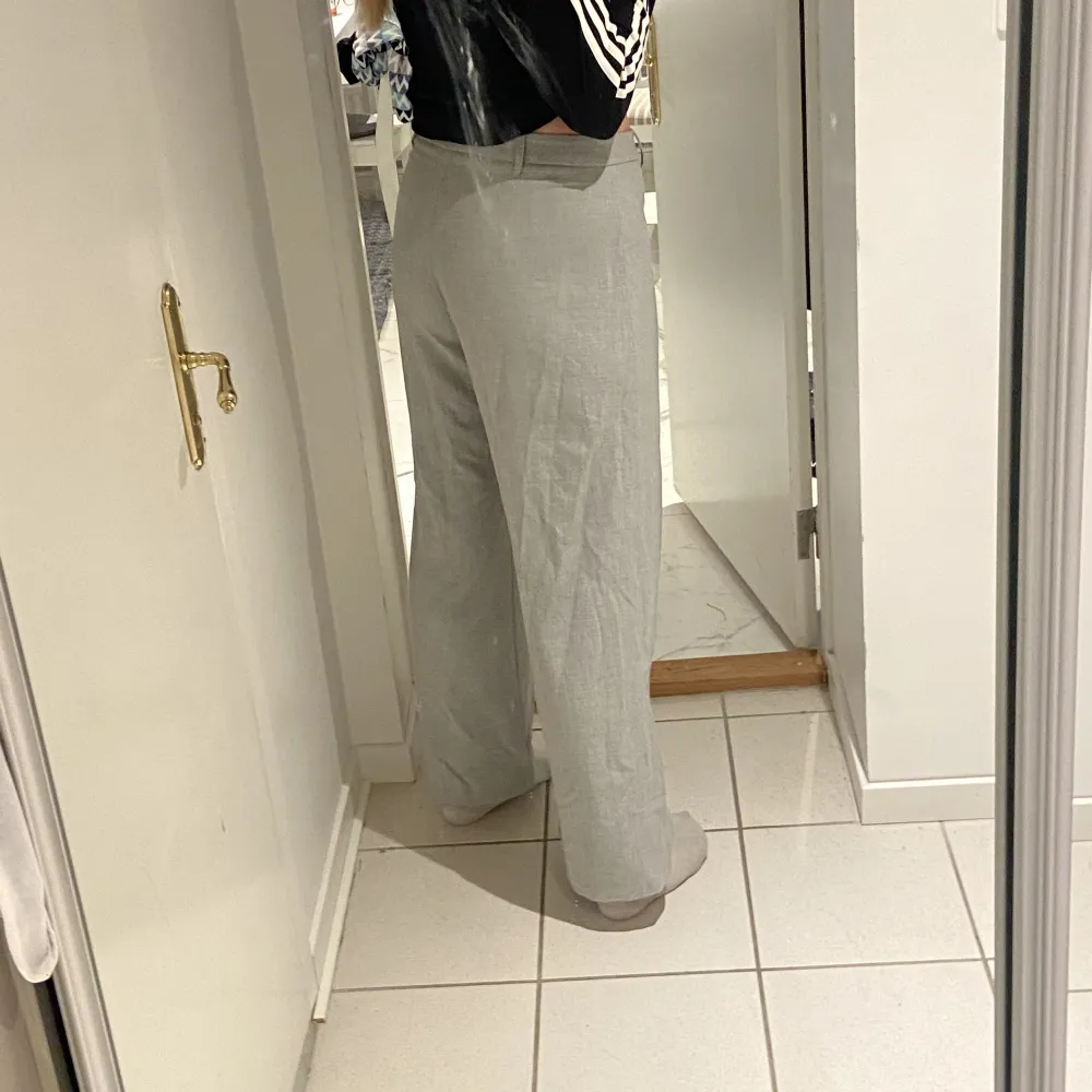 Suuuper snygga gråa kostymbyxor men tyvärr för korta för mig som är 182:(  använda endast en gång men som nya! Storlek 42 men sitter mer som 40 enligt mig!  . Jeans & Byxor.