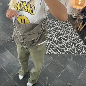 Stella McCartney falabella väska  - Säljer min gråa Stella McCartney falabella väska i medium storleken, använd en del då mockan är något missfärgad som man kan se på bilden, även något litet brännmärke på ena sidan, Inget man ser när man bär den!!💕💕❤️‍🔥nypris: 8000