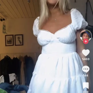 Så fin klänning - Perfekt midsommarklänning, studentklänning eller bara sommarklänning från princess polly. Nypris 900 plus tull