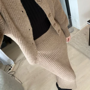 Stickad kjol - Nyköpt ribbstickad kjol från NA-KD i beige/brun. Superskönt material och fin längd. Aldrig använd, lappar finns kvar. 