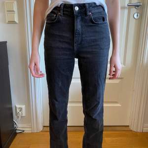 Ett par svarta skinny jeans från ginatricot i storlek 32. Täcken på användning men i bra skick. Man får snygg röv ;)
