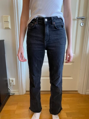 Svarta skinny jeans - Ett par svarta skinny jeans från ginatricot i storlek 32. Täcken på användning men i bra skick. Man får snygg röv ;)