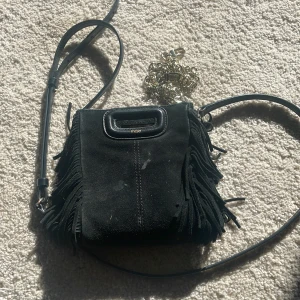 Maje väska  - Intresse koll på denna jätte söta maje väskan, vid köp tillkommer både det långa svarta bandet och kedjebandet🥰dock är goodwill bagen till väskan borta