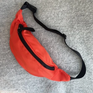 Midjeväska/magväska  - En galen sportmidjeväska/”bekknarväska” från Bershka. Använd endast 1 gång, men fick då lite vatten på baksidan (se bild). 