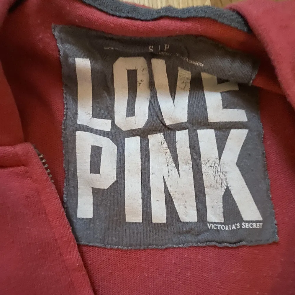 Jag säljer min tröja från Pink eftersom den inte har kommit till användning. Den är köpt innan på sellpy är inte trasig eller så. Hoppas någon blir intresserad❤️ det står Tyvär inte vad storleken är men skulle säga typ M eller S😍 tryck inte på köp nu💋. Tröjor & Koftor.