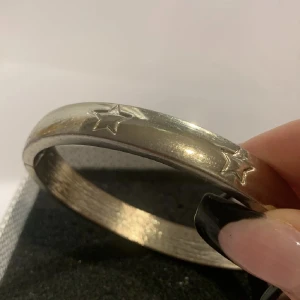 Guld armband med ⭐️  - Öppnas för att sätta på! 💞mer information om du är intresserad, bara att kontakta!