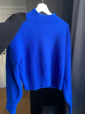 Klarblå stickad tröja  - Stickad tröja i denna fina blå färgen! Använd få gånger men är lite noppig