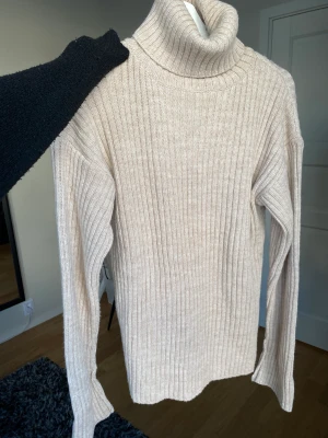 Beige stickad tröja med polo - Beige stickad tröja med polo