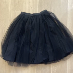 Svart tyllkjol från Stockh lm, 38 - Svart tyllkjol från Stockh lm i storlek 38. Endast använd 1 gång!