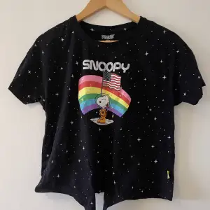 Black t shirt from the iconic peanuts movie 🫶🫶🫶, worn very few times. Still in great condition. It is a little cropped and the front can be tied in a knot. Perfect for summer!!