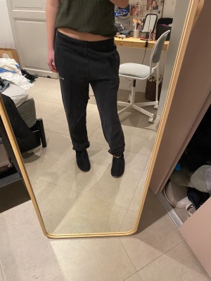 Mjukisbyxor  - Svarta mjukisbyxor från urban outfitters i storlek S. Fint skick.