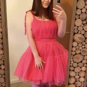 Fest klänning - Super finn fluffig rosa klänning i storlek L/XL.  Den är ny och oanvänd.    Finns att hämta i Karlstad/Forshaga.  Kan fraktas också.