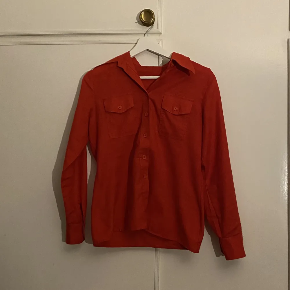 Röd skjorta i bra skick!💛. Skjortor.