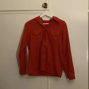 Röd skjorta i bra skick!💛