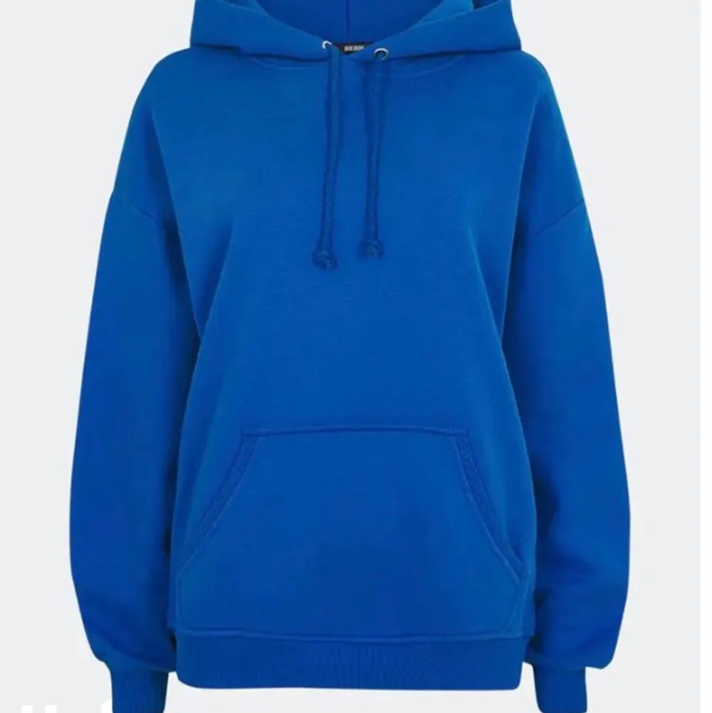 Marinblå hoodie från BikBok som är i det nyare materialet ( blir inte lika nopprig) Storlek Xs men passar S,M också🥰(lånad bild). Hoodies.
