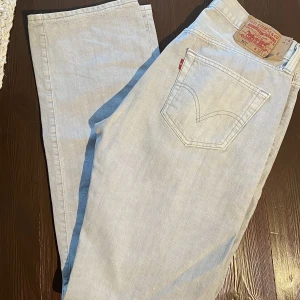 Levi’s 501 Straight Leg Burton-Fly 33w 34l - Hej, säljer ett par Levis 501 av den äldre och mer lediga/vidare modellen. De har en väldigt snygg ljusgrå jeanswash och är i mycket bra skick, sällan använda. Lägger sig perfekt över skorna och passar mellan längden 180-195cm. Sällsynta. Hör av er!