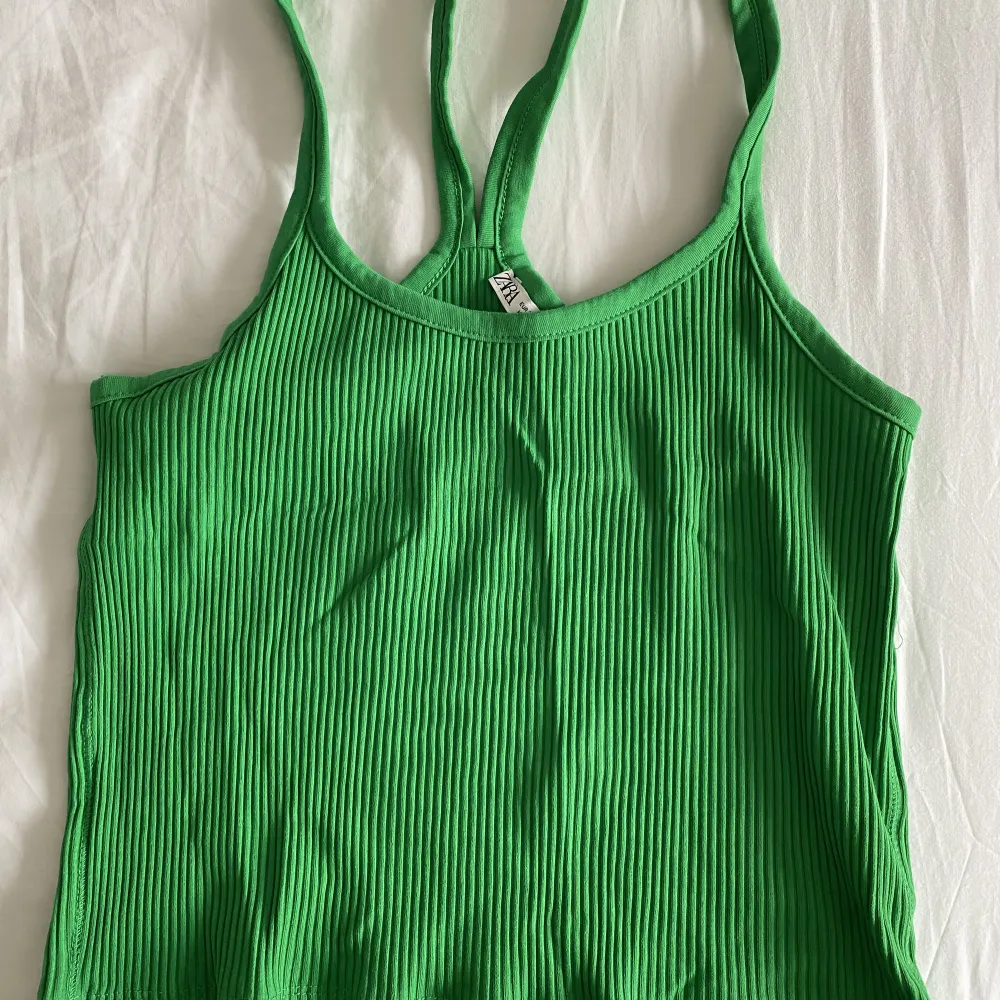 Jätte fint grönt somrigt ribbat linne som inte kommer till användning. I storlek S från Zara. 😊💕. Toppar.
