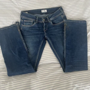 Lågmidjade jeans  - Ett par jätte snygga pepe jeans som jag tyvärr inte tycker sitter så snyggt på mig. Jag har sytt dem bootcut själv. Det är några få fläckar men som går bort i tvätten!  Inerbenslängd: 82 midjemått: 38 rakt över