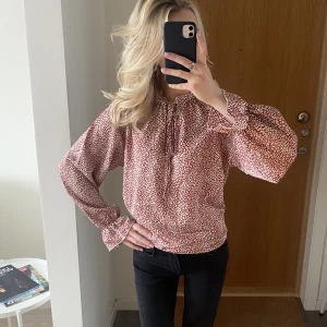 Blus - Världens finaste blus som jag köpte utomlands förra sommaren och det står tyvärr inget märke i den:/ men den är bara använd en gång så helt i nyskick🥰