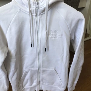 Peak performance  - En ny peak performance tröja i storlek XS, har inte passat  pga för liten storlek så har aldrig använt