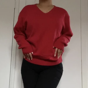 Röd sweater - Superskön tröja som sitter bra på mig som är en S/M, materialet funkar både till våren eller sommarkväll, skick: som ny