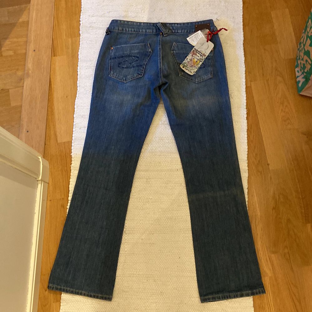Snygga lowrise jeans med tagen kvar! Helt nya och oanvända🙌🏼 mycke snygga detaljer. 82cm runt midjan, innerbenslängd 79cm. Jag är 165cm lång. Bara att fråga om man har nå frågor!. Jeans & Byxor.