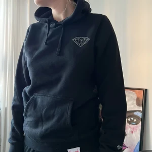 Hoodie - Herr-hoodie köpt från Zalando.   Frakt tillkommer. Rensar ur min garderob inför våren 🌼. Kika och se om du ser något mer i min profil som du gillar så skickar jag med allt i samma paket! 🤩 
