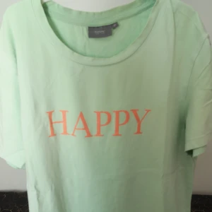 T-shirt med tryck  - En grön t-shirt med trycket "happy" tröjan är använd sparsamt men jag har slutat använda den på sistone😊