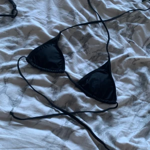 Svart bikini från Shein  - Ej använt! Storlek:L. Passar ej som Storlek L, men den är väldigt liten och passar ungefär som en A-Kupa och mycket liten vid bysten.