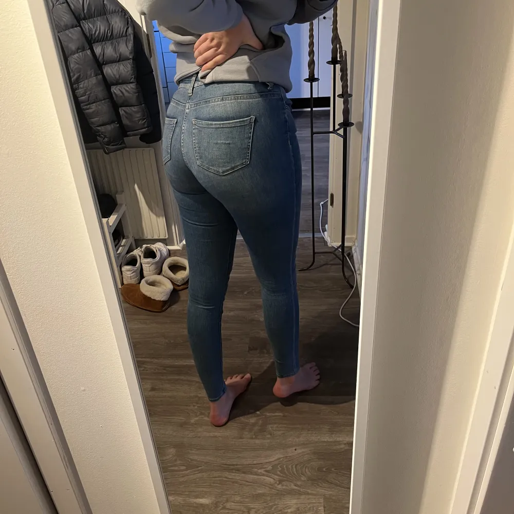 Fina jeans från only. Storlek 27/32. Passar S-M, mycket stretch och formar kroppen fint.  Skicka för fler bilder, köparen står för frakt 💗. Jeans & Byxor.