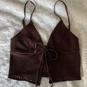 Linne med knut - jättegulligt brun topp/linne som man knyter ihop, passar så bra på sommarn att ha över bikinitoppar eller bara som den är! passar bäst på 36/38 ♡ 