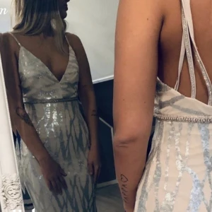 Bal klänning  - Fin klänning perfekt nu till balen, om du är intresserad kan du få fler bilder och mått ☺️